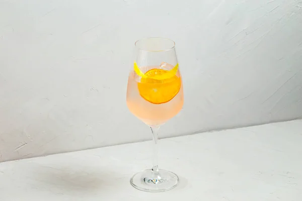 Cocktail rafraîchissant frais avec zeste de citron orange — Photo