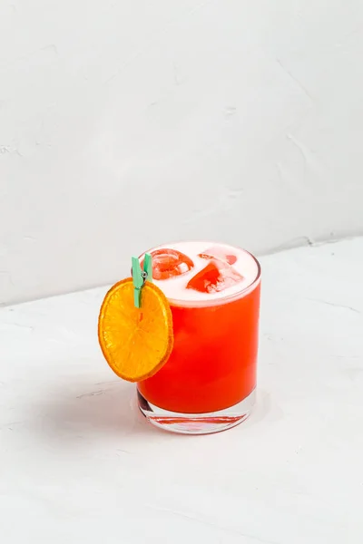 Rafraîchissant cocktail sucré décoré tranche d'orange — Photo