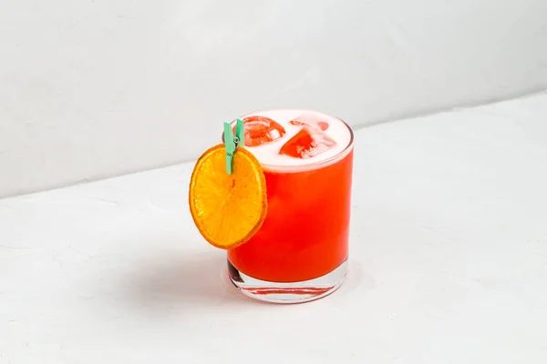 Rafraîchissant cocktail sucré décoré tranche d'orange — Photo