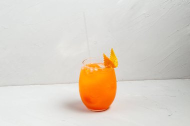 Tatlı portakal meyvesi Bardakta lezzetli bir kokteyl 