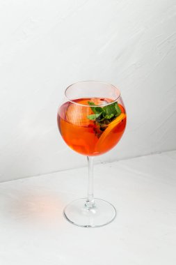 Lezzetli aperol spreyli meyve kokteyli. 