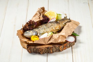 Sebzeli lezzetli ızgara balık. 