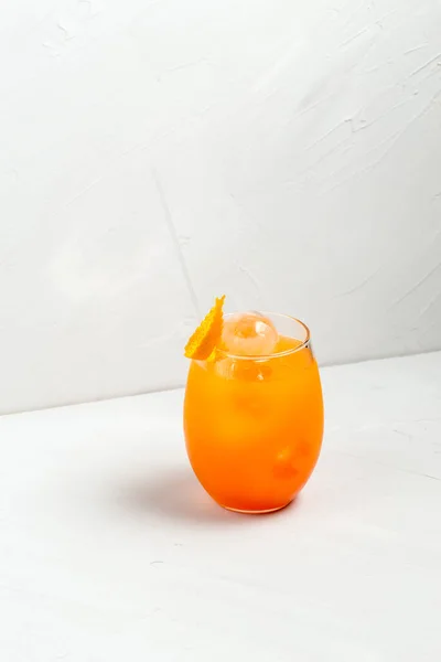 Tatlı portakal meyvesi Bardakta lezzetli bir kokteyl — Stok fotoğraf