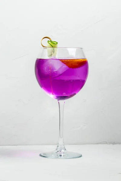 Insolite cocktail alcoolisé violet dans un verre à vin — Photo
