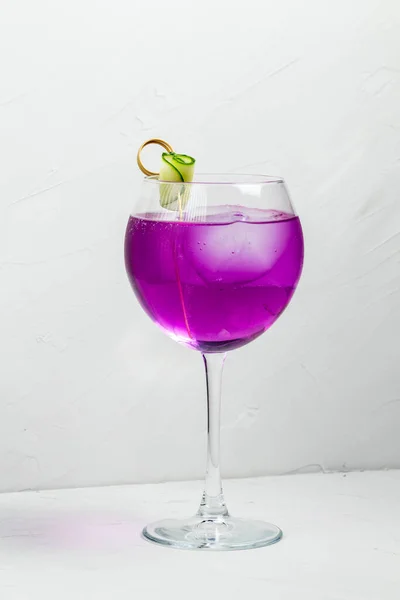 Незвичайний фіолетовий алкогольний коктейль у келиху для вина — стокове фото