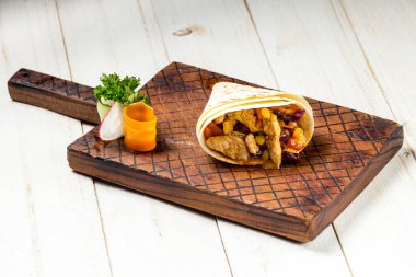 Tavuk ve fasulyeli Pita ekmeği.