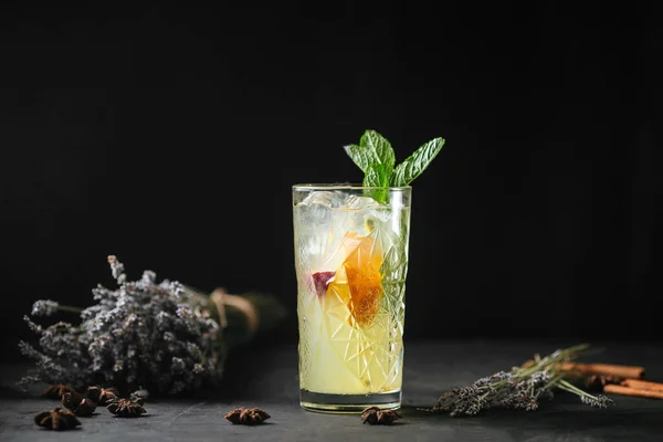 Cocktails limonade aux fruits rafraîchissants menthe — Photo