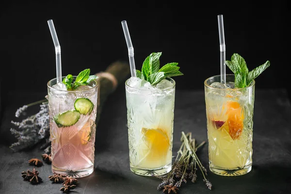 Fruits rafraîchissants cocktails à la limonade pailles de menthe — Photo