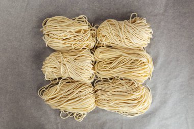 Küp içinde pişmemiş çiğ yumurta sarısı erişte.