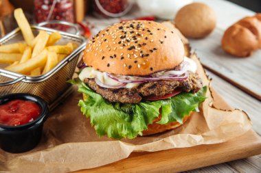 İştah açıcı Amerikan burgeri ve patates kızartması.