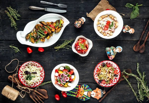 Різні овочеві салати в стилі узбек — стокове фото