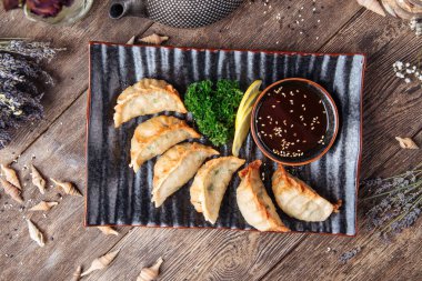 Kızarmış Japon mantısı Gedza 'nın en iyi görüntüsü. 