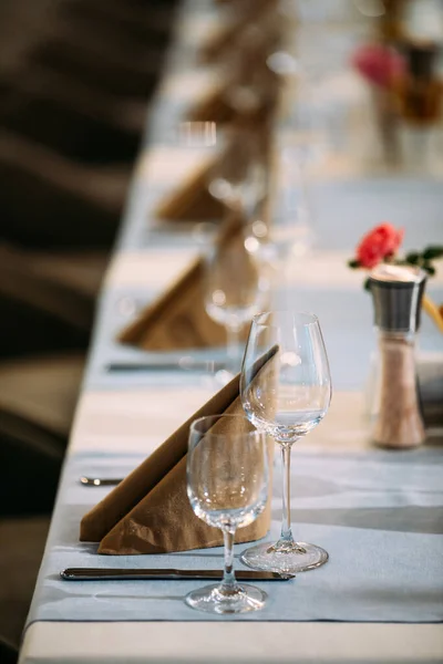 Servido banquete copos de vinho de mesa guardanapos talheres — Fotografia de Stock