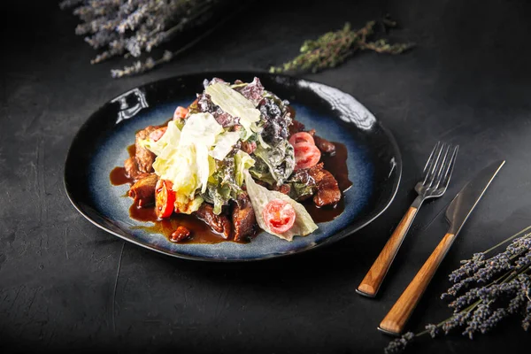 Beyaz soslu ve yeşillikli sıcak biftek salatası. — Stok fotoğraf