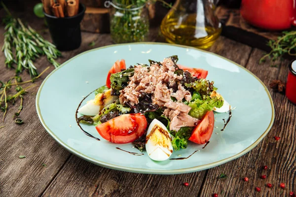 Salada de atum gourmet com ovos verdes e molho — Fotografia de Stock