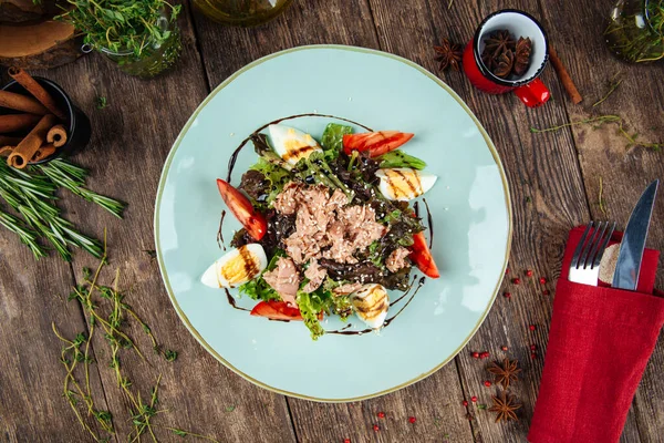 Yumurtalı, yeşil ve soslu gurme ton balığı salatası. — Stok fotoğraf