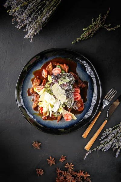 Gurme sığır eti salatası beyaz sos ve yeşillikler — Stok fotoğraf