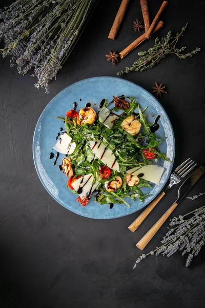 Roka ve karidesli gurme salatası. — Stok fotoğraf