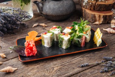 Yumurtalı pirinç rulosu kağıt avokado somon krem peyniri