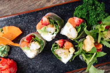 Yumurtalı pirinç rulosu kağıt avokado somon krem peyniri