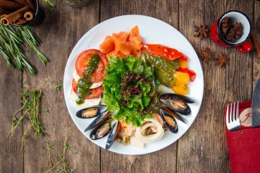 Midye, karides somon ve salata ile aperatif.