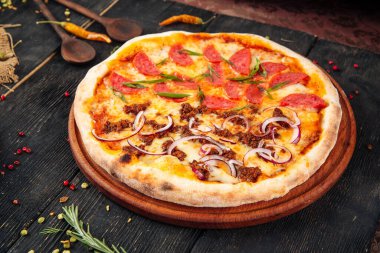 Tahta masada sosisli ve soğanlı pizza.