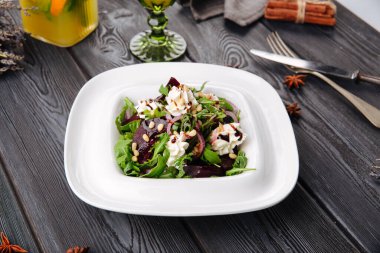 Gurme pancar krem peynir ve roka salatası.