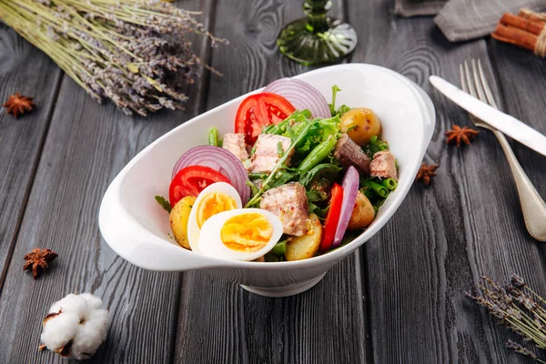 Jaja tuńczyka i sałatka warzywna na drewnianym stole — Zdjęcie stockowe
