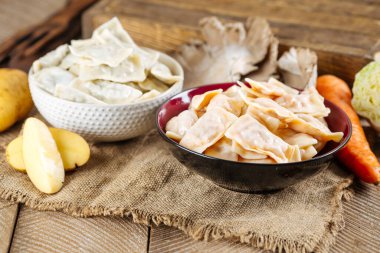 Haşlanmış vareniki köftesi, patates ve havuç.