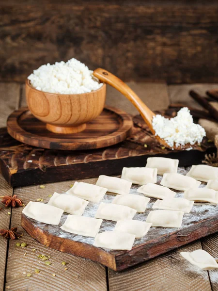 Ημιτελή ζυμαρικά με τυρί cottage vareniki — Φωτογραφία Αρχείου