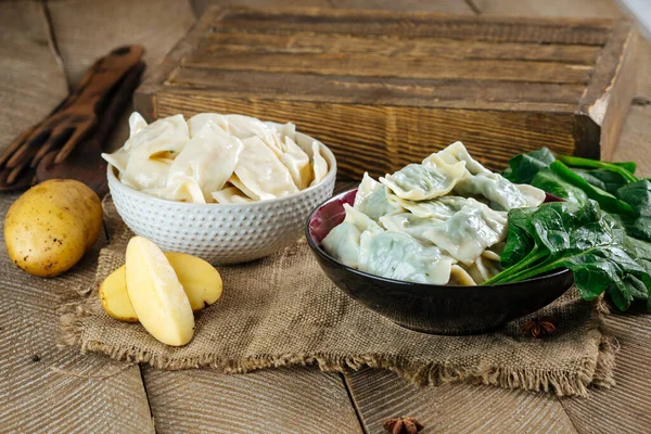 Albóndigas hervidas relleno de espinacas vareniki papa — Foto de Stock