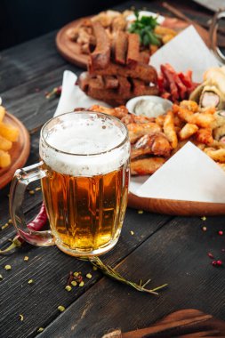Bira aperatifleri sarımsaklı ekmek çubukları tavuk şeritleri