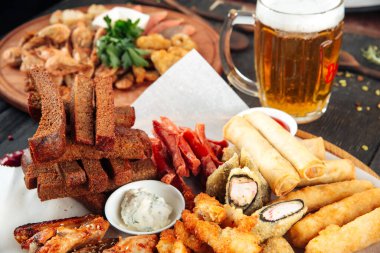 Bira aperatifleri sarımsaklı ekmek çubukları tavuk şeritleri