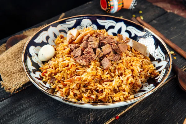 Bucătăria națională uigură plov cu carne de vită — Fotografie, imagine de stoc