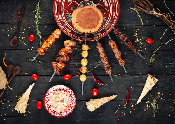 Shashlyk spett kebab på det mörka träbordet — Stockfoto