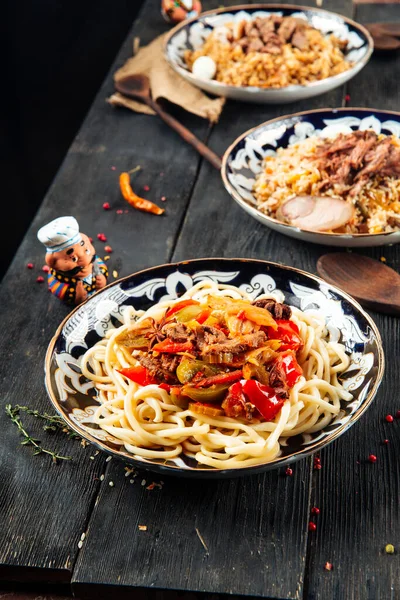 Asiatische Küche Nachzügler-Nudeln plov — Stockfoto