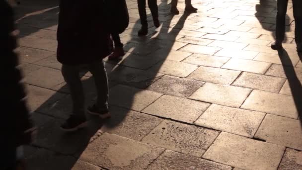 威尼斯， 意大利， 人们步行通过城市广场 — 图库视频影像