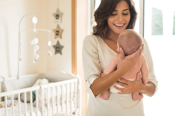 Moeder met baby in armen — Stockfoto