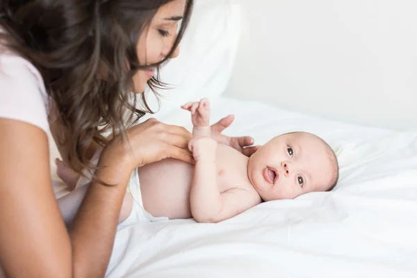 Moeder met haar baby — Stockfoto