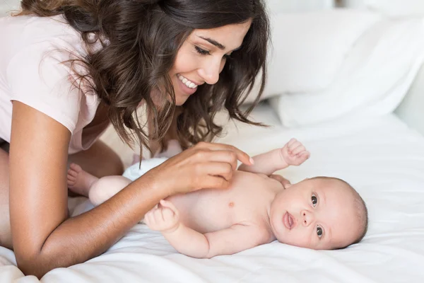 Mãe com seu bebê — Fotografia de Stock