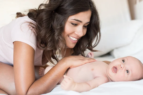 Mãe com seu bebê — Fotografia de Stock