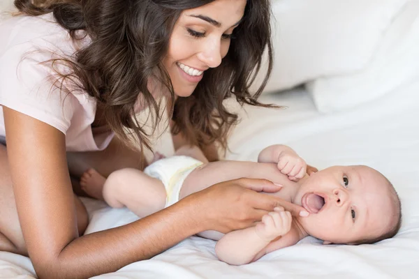 Madre con su bebé — Foto de Stock