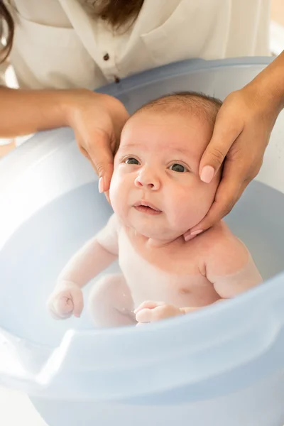 Bébé ayant bain — Photo