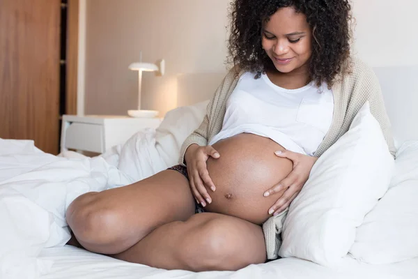 Zwangere vrouw raakt haar buik aan — Stockfoto