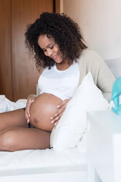 Zwangere vrouw raakt haar buik aan — Stockfoto