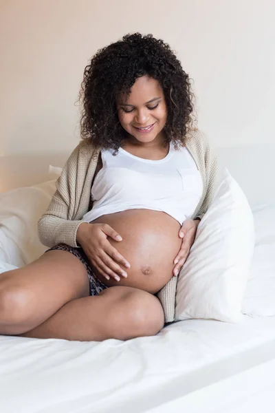 お腹に触れる妊婦さん — ストック写真