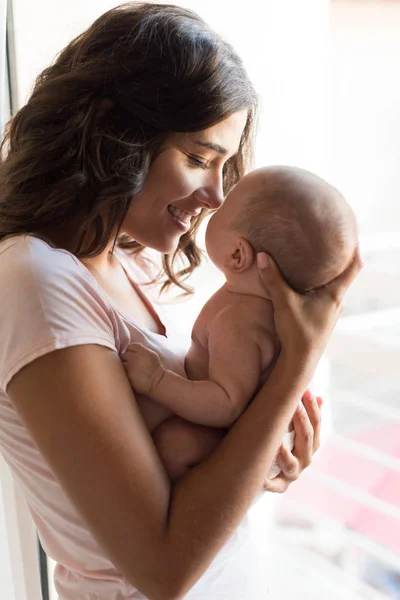 Femme avec bébé nouveau-né — Photo
