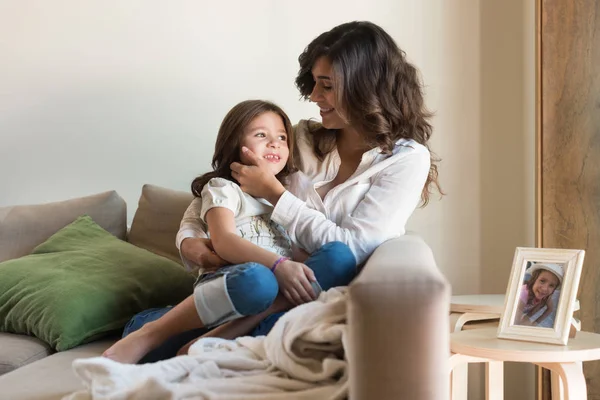 Mère et fille à la maison — Photo