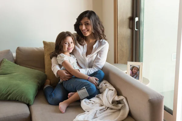 Mère et fille à la maison — Photo