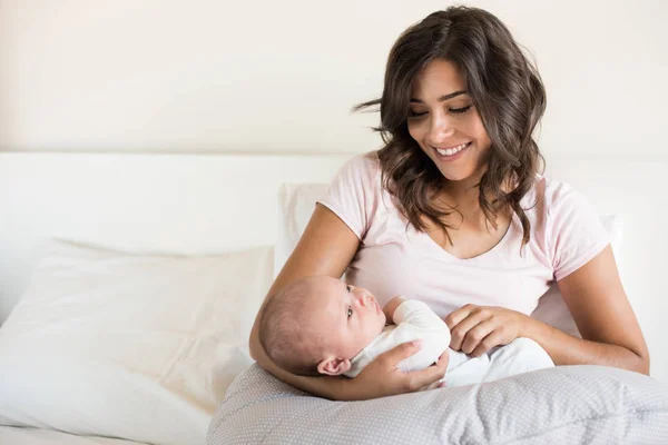 Mãe com bebê — Fotografia de Stock